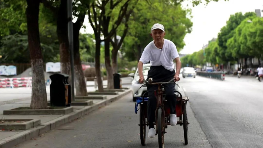 助學老人周火生的100次“希望之約”