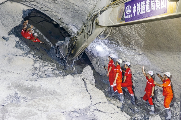 中老鐵路上的“帶路夫妻”