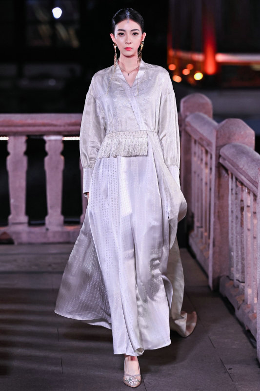 Yuyuan Garden showcases fashion show to celebrate Shanghai