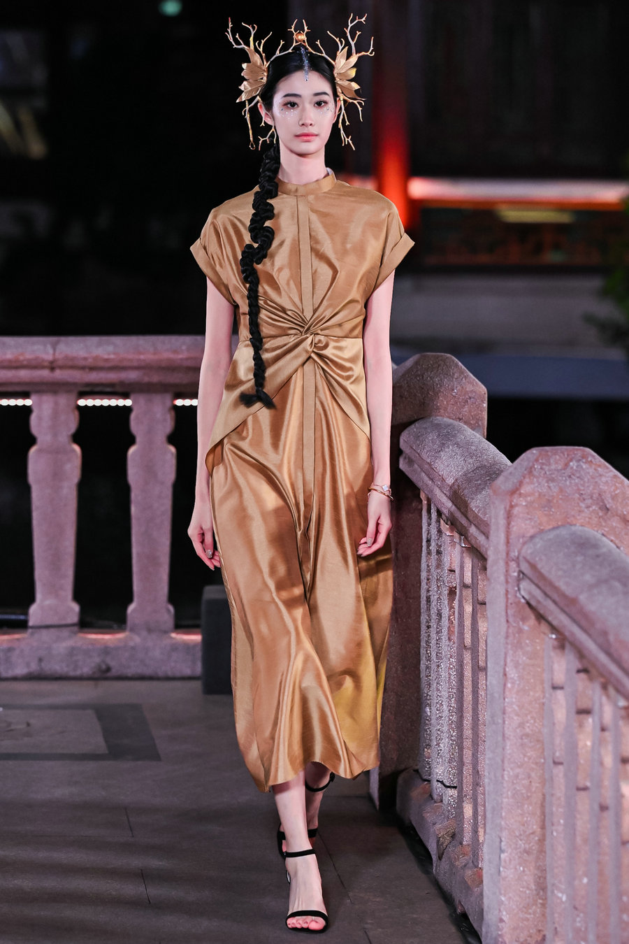 Yuyuan Garden showcases fashion show to celebrate Shanghai