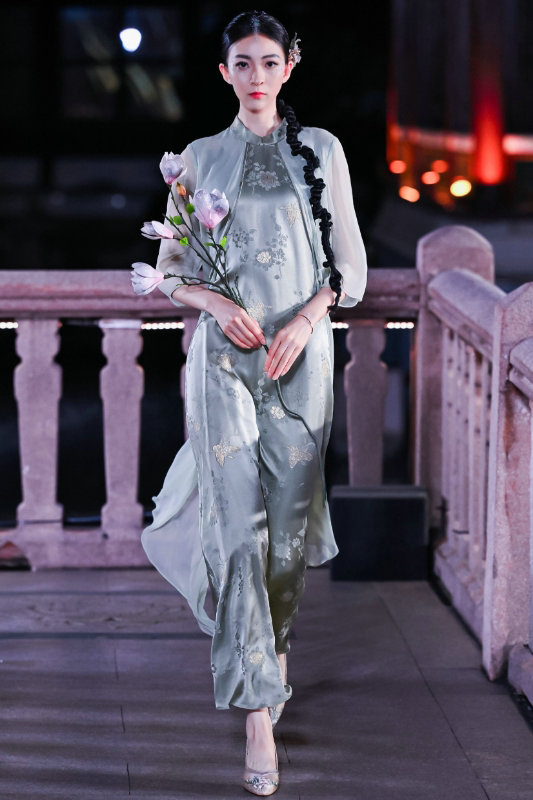 Yuyuan Garden showcases fashion show to celebrate Shanghai