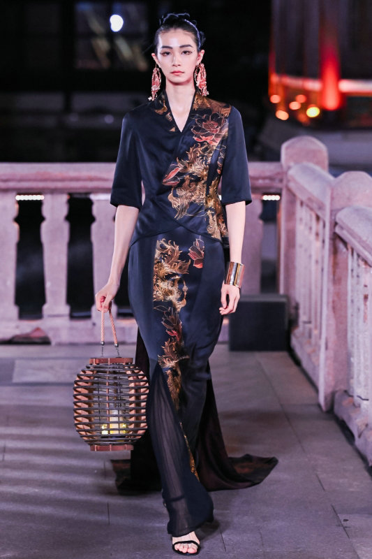 Yuyuan Garden showcases fashion show to celebrate Shanghai