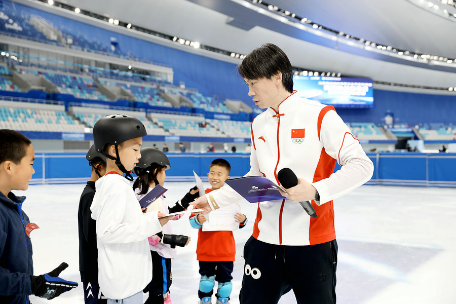 Figure skating legends inspire youth at Olympic Day event