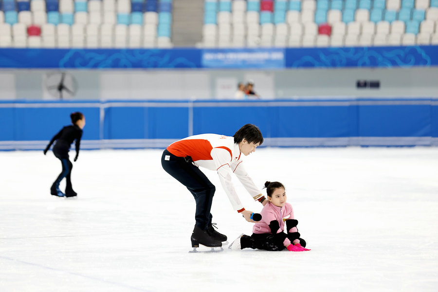 Figure skating legends inspire youth at Olympic Day event