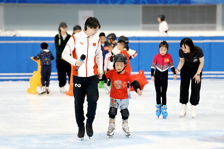 Figure skating legends inspire youth at Olympic Day event