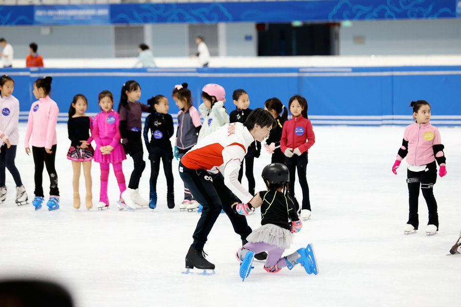 Figure skating legends inspire youth at Olympic Day event