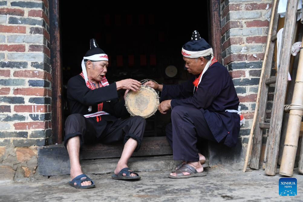 Pic story: yellow mud drum dance of Yao ethnic group in China