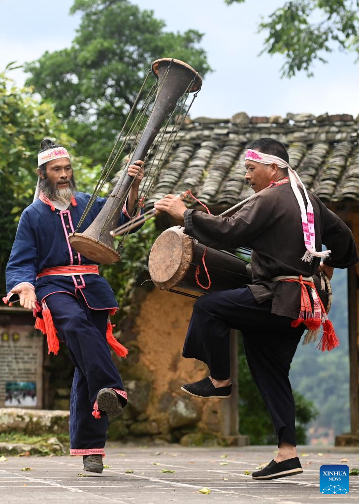 Pic story: yellow mud drum dance of Yao ethnic group in China