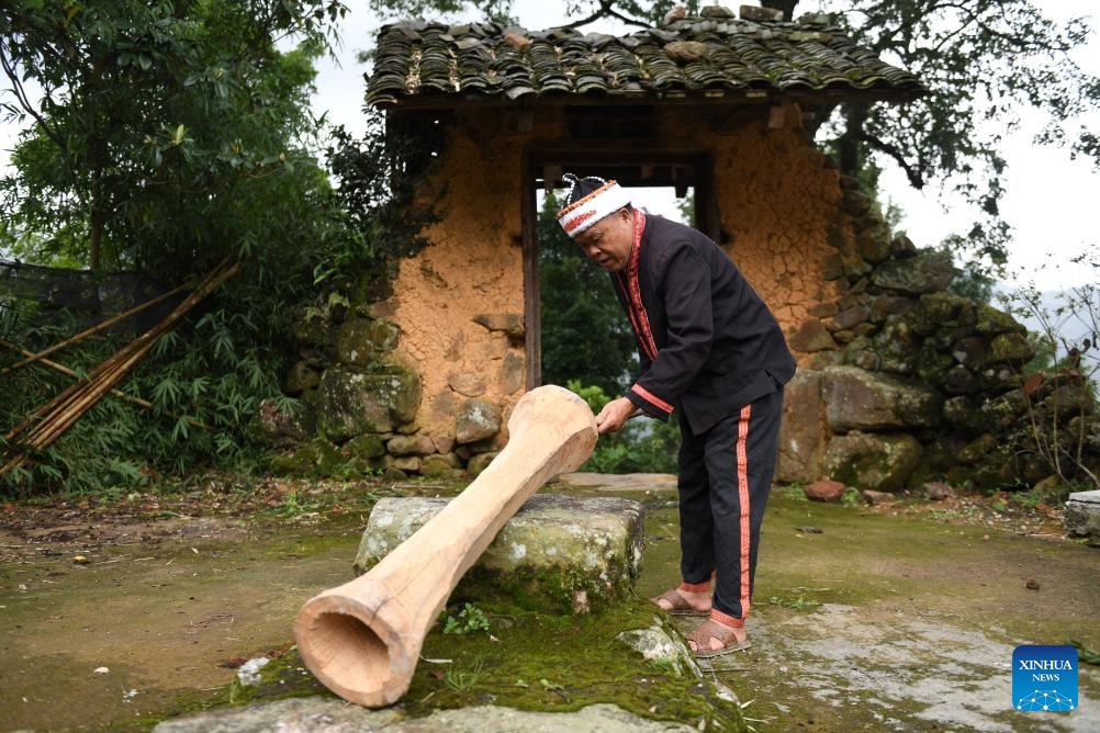 Pic story: yellow mud drum dance of Yao ethnic group in China