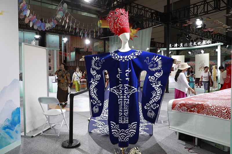 Traditional Chinese hanfu costume features papercutting art