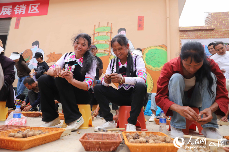 Walnut peeling competition held in SW China