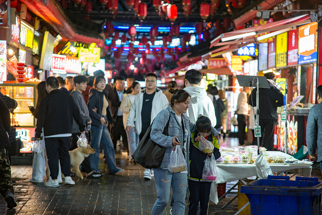 Night economy lights up Linyi, Shandong province