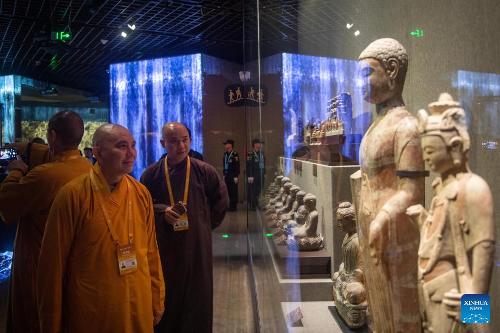 People visit exhibition of 6th World Buddhist Forum in Zhejiang